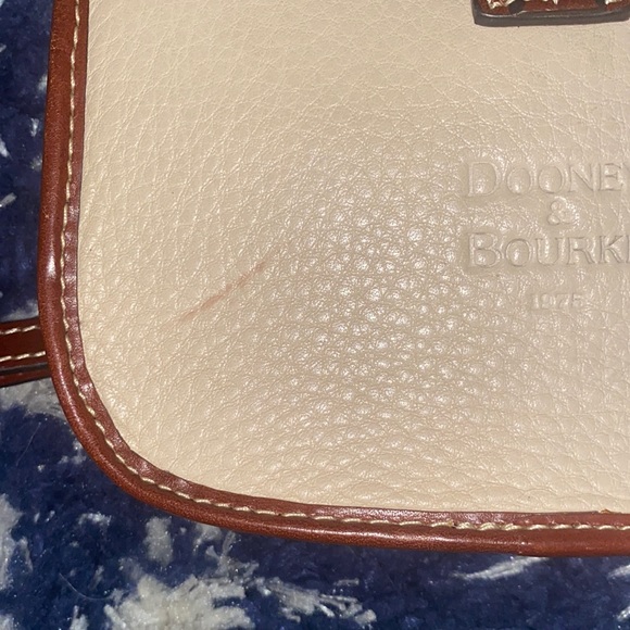 Dooney & Bourke wristlet in very good condition w/ one minor blemish - vintage - Picture 4 of 4